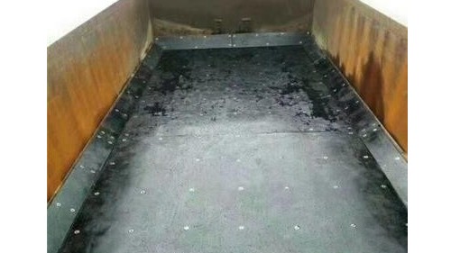 告别卸车“黏人”烦恼：新型铺车底塑料板助力高效清洁运输