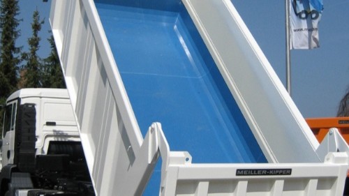 车箱底铺设铺车底塑料板，粘土矿料卸载“一掀即净”，告别残留