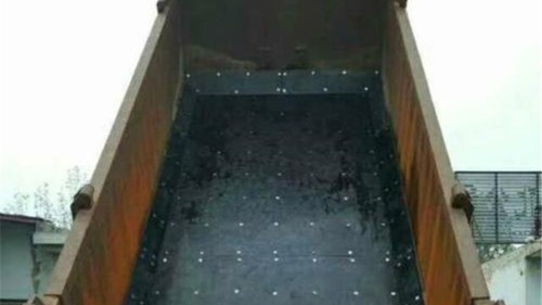 不可思议！工程车铺车底塑料滑板竟能左右现代建设