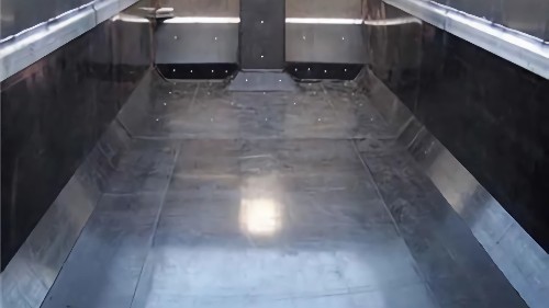 告别卸车难！新型铺车底塑料板破解粘土矿粉残留困局运输效率飙升