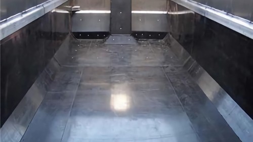 告别“挂壁”困扰，新型铺车底塑料板为清运提速