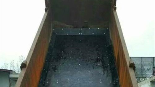 告别“卸车难”：新型不沾土滑板破解工程运输顽疾